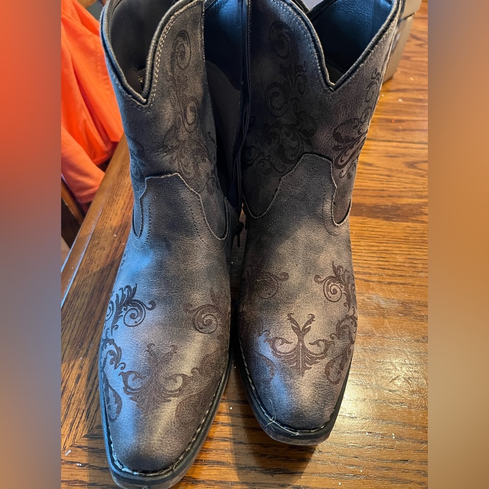 Women’s cowgirl booties